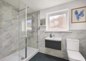 Regent House - Holiday Home With Free Parking 10 Minutes to Manchester City Centre & Coop Live Arena